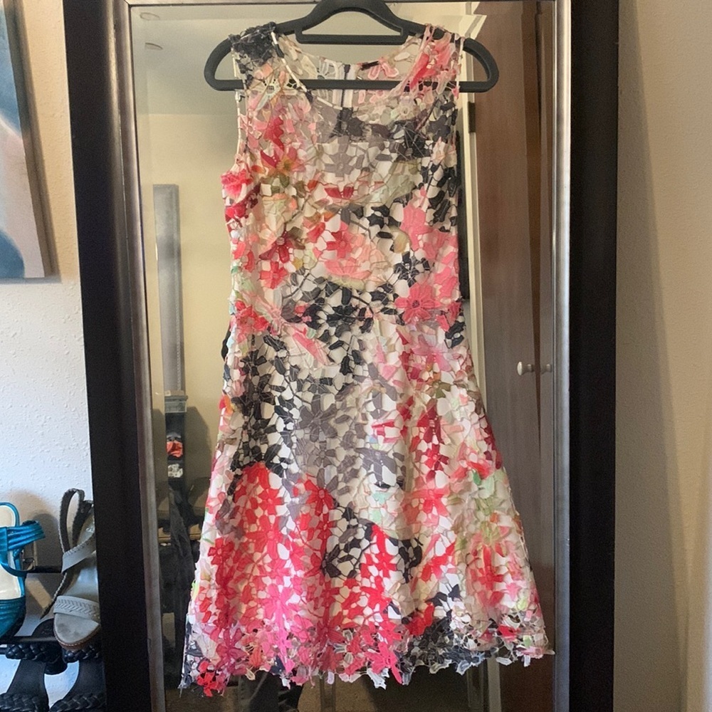 Elie Tahari dress. Woman’s size 2 small. Lace overlay.